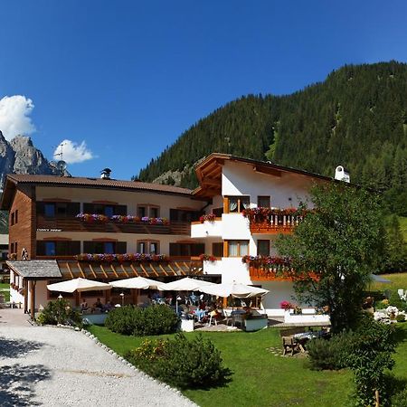 Hotel Garni Raetia Corvara In Badia Esterno foto