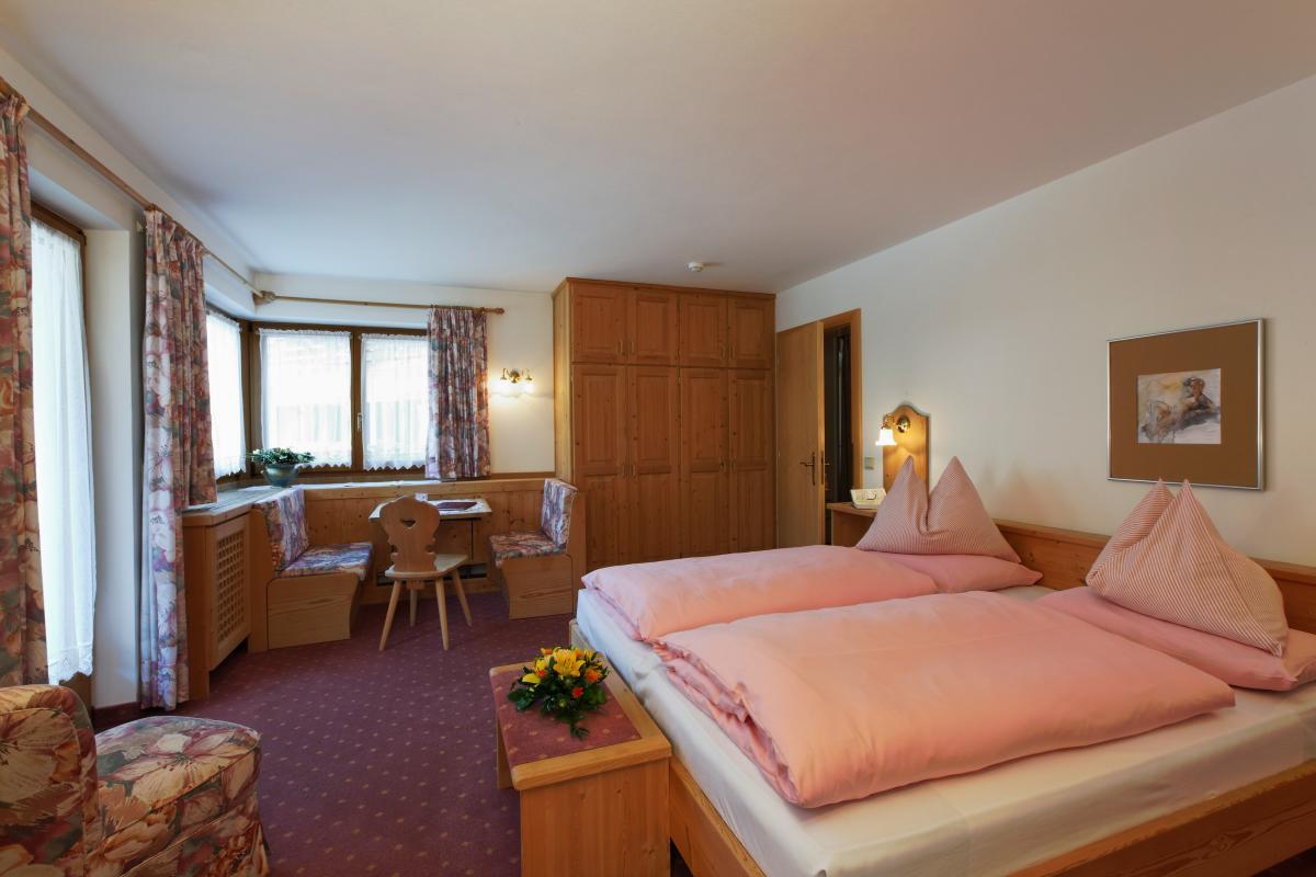 Hotel Garni Raetia Corvara In Badia Esterno foto
