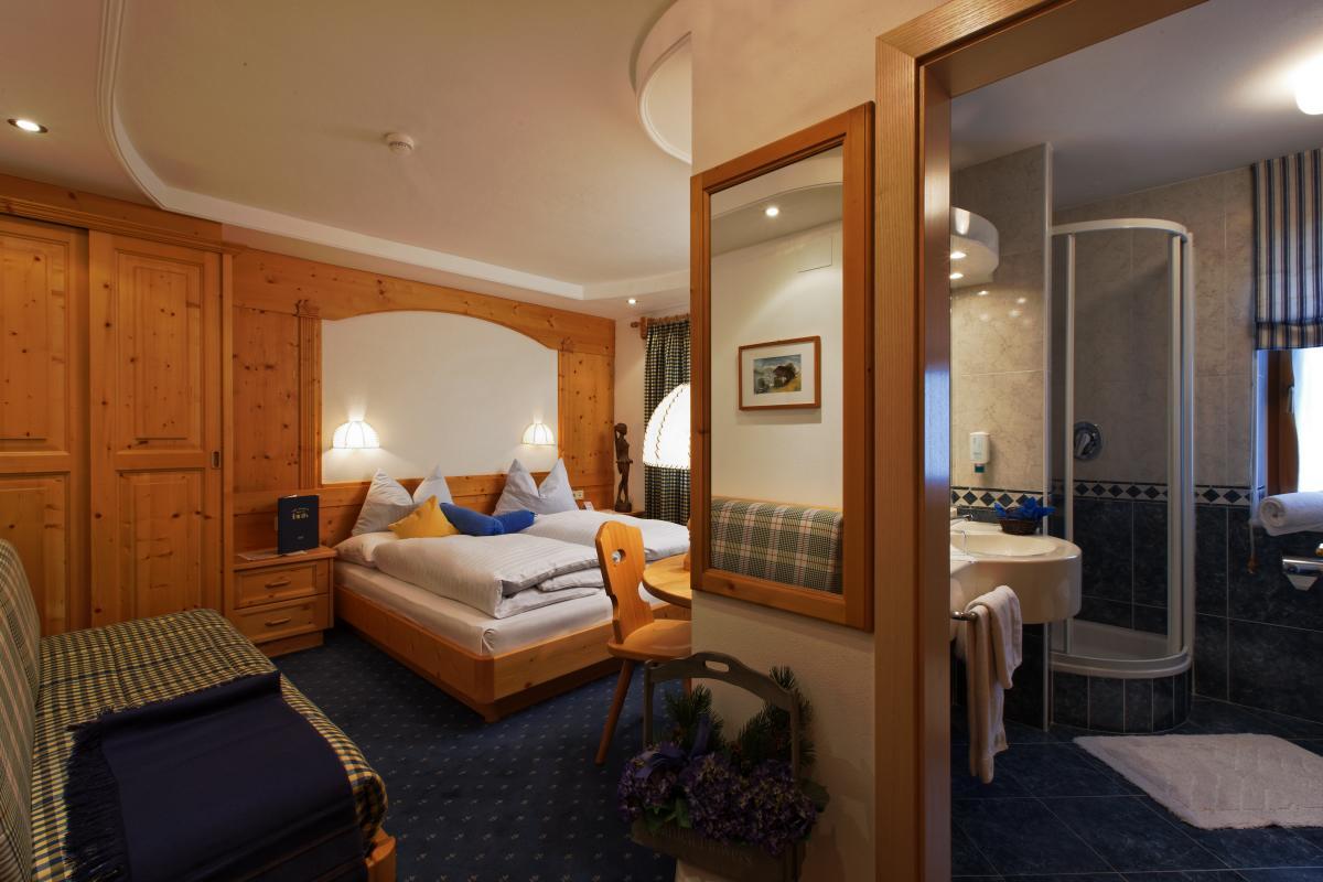 Hotel Garni Raetia Corvara In Badia Esterno foto
