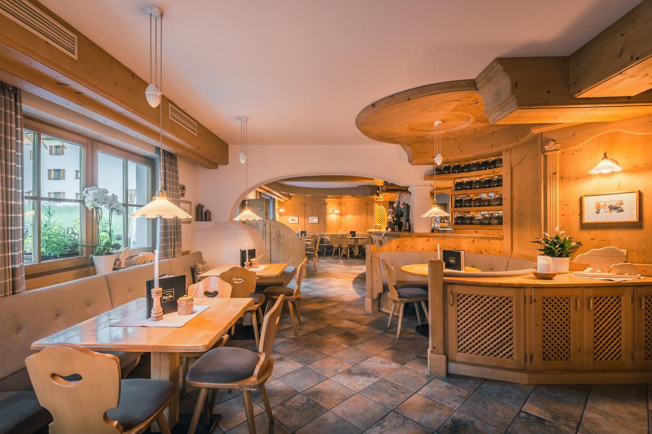 Hotel Garni Raetia Corvara In Badia Esterno foto